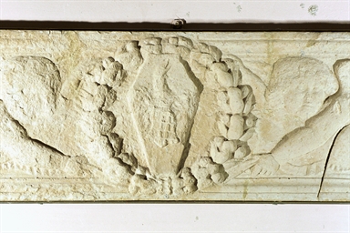 Angeli reggenti lo stemma della famiglia Varano